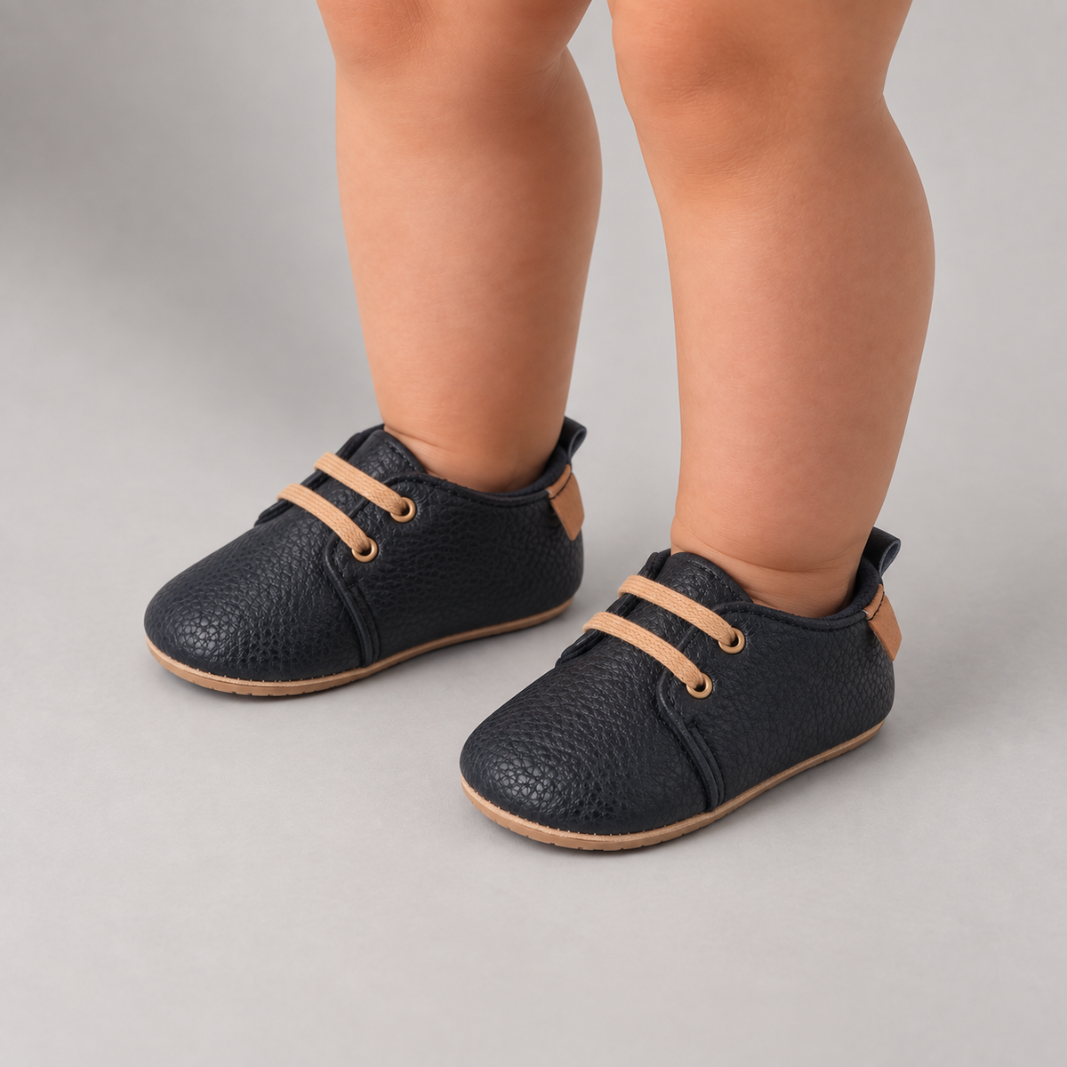 Baby Lace Up First Walker Shoes Black - chaussures bebe premiers pas noires portees, semelle souple et lacets camel