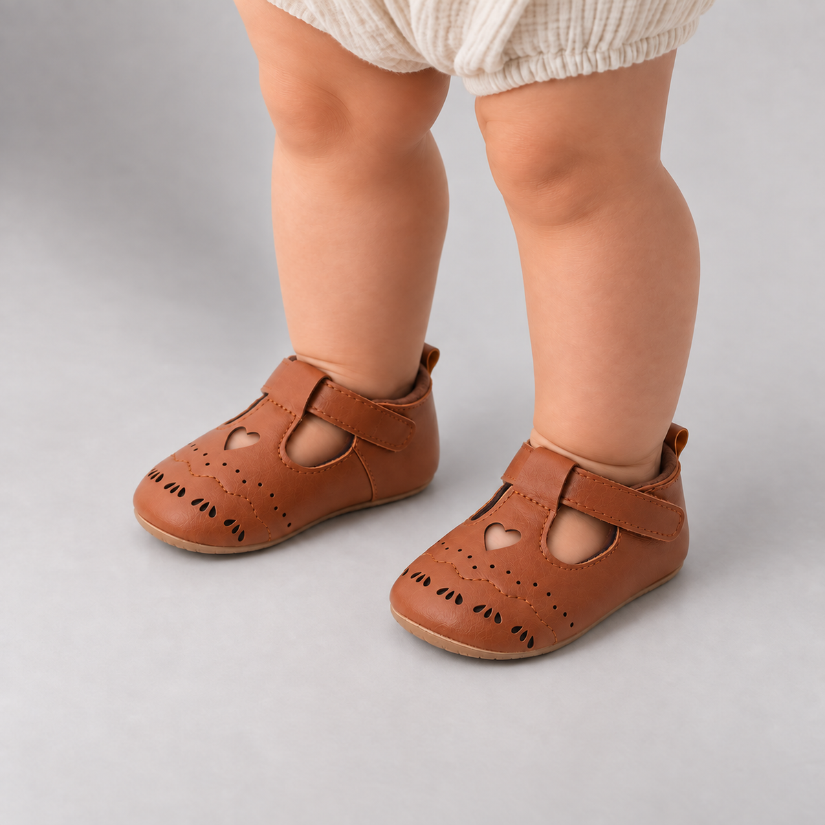 Baby Prewalker Ballet Flats Brown portées - chaussures pré-marche bébé marron avec découpes coeur réalistes