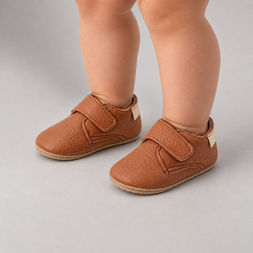 Baby Velcro First Walker Shoes Tan debout - chaussons premiers pas bebe tan portes avec semelle souple antiderapante